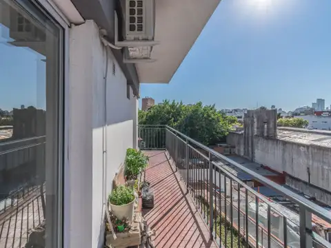 Venta 3 ambientes, remodelado, balcón, luminoso, piso alto en Chacarita