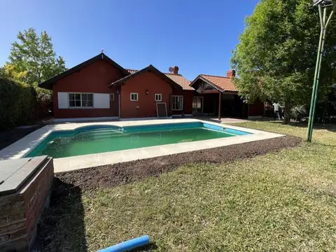 Casa de 4 ambientes con pileta en alquiler / venta