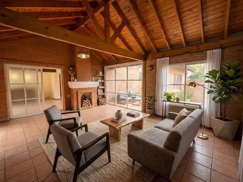 Casa de 4 ambientes con pileta en alquiler / venta