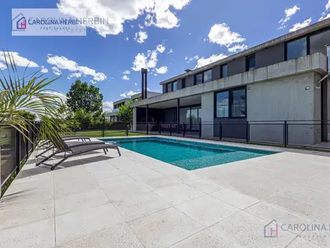 Casa en Alquiler con 6 cocheras