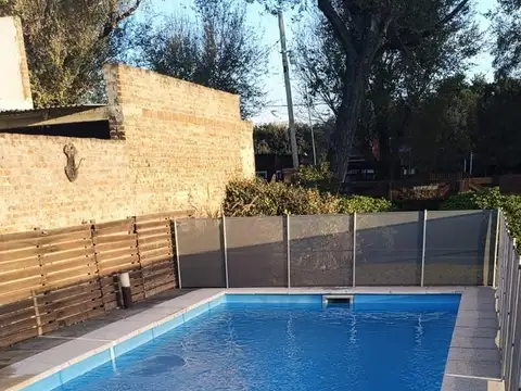 Venta Casa Andino dos dormitorios, amplio terreno, pileta