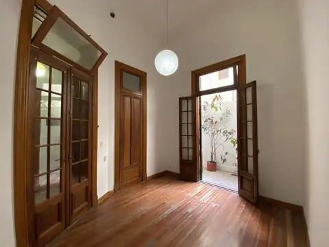 Hermoso PH en PB lleno de luz. 2 pequeños patios propios