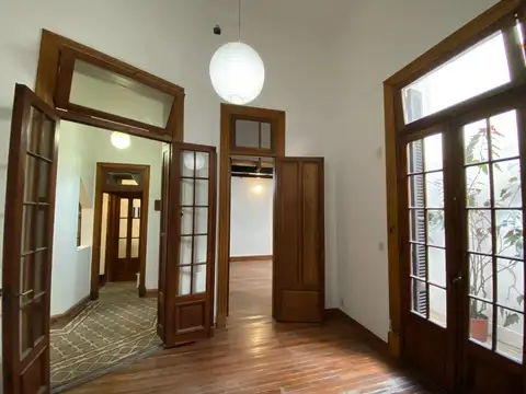 Hermoso PH en PB lleno de luz. 2 pequeños patios propios