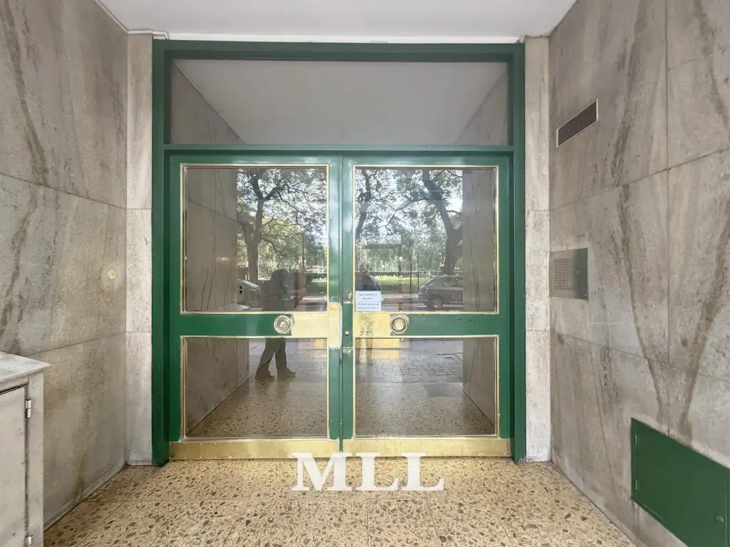 Libertad y M.T de Alvear. Torre. 3 ambientes con patio de 3 x 3. Vig 24 hrs