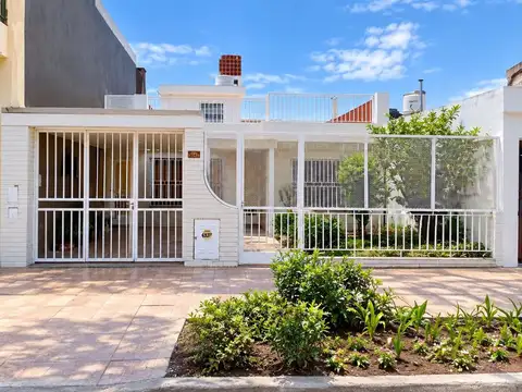 VENTA CASA DOS DORMITORIOS COCHERA Y JARDIN VERDE