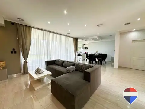 Casa en Venta con 2 cocheras