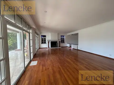 Casa 8 ambientes con 4 baños