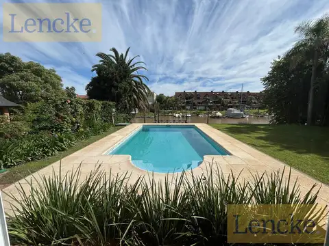 Casa en Alquiler con 4 cocheras