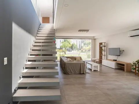 VENTA CASA 4 AMBIENTES NUEVO QUILMES  LOTE INTERNO