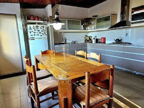 Casa 5 DORMITORIOS + departamento - Vista al lago - Melipal,