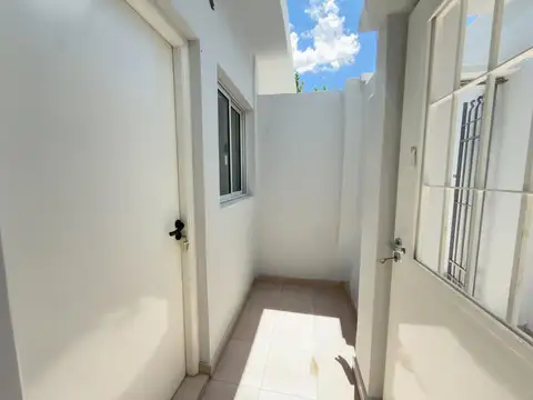 Depto Tipo Casa en Alquiler en Lomas del Mirador, $ 430.000