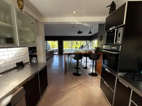 Casa en Venta con 4 cocheras
