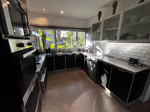 Casa 6 ambientes con 2 baños