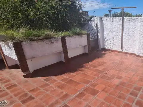 Casa 5 Ambientes c/ Cochera p/ 3 autos 300 m² Cub. - San Justo