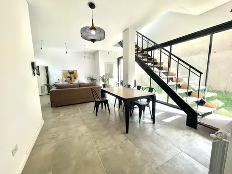 Casa 4 ambientes con 2 baños