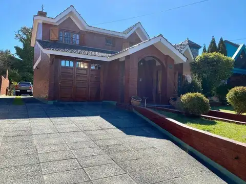 Casa en venta - 4 dormitorios 3 baños - Cochera - 600mts2 - Mar De Ajó