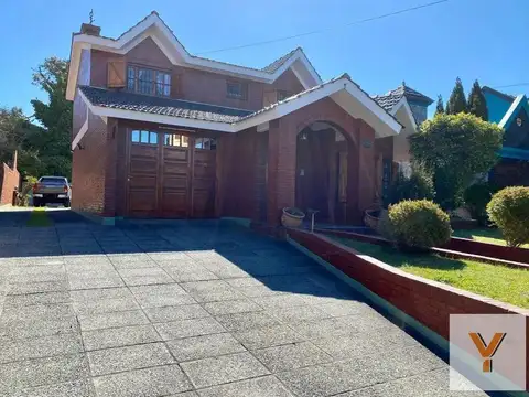 Casa en venta - 4 dormitorios 3 baños - Cochera - 600mts2 - Mar De Ajó