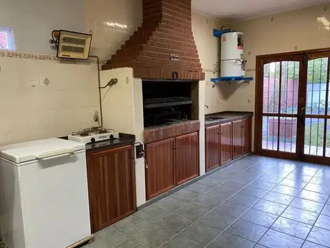 Casa 5 ambientes con 2 baños