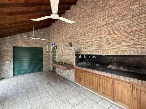 Casa en Venta con 2 cocheras