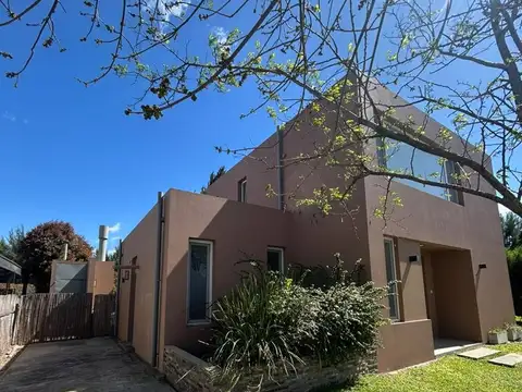 Casa en Alquiler con 1 cochera