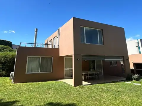 Casa 7 ambientes con 4 baños