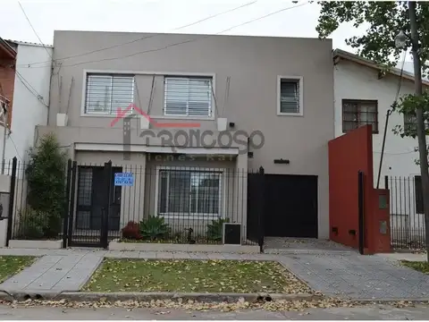 VENTA MODERNA CASA 6 AMBIENTES CON GARAJE. AMPLIO PARQUE Y P