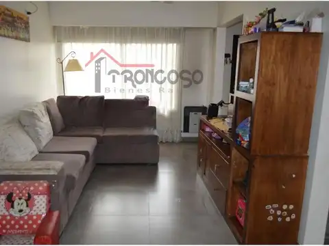VENTA MODERNA CASA 6 AMBIENTES CON GARAJE. AMPLIO PARQUE Y P