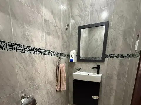 Casa 8 ambientes con 2 baños