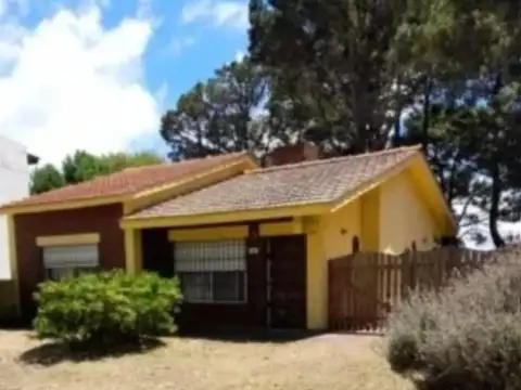 Casa en venta - 2 Dormitorios 1 Baño - Mar del Tuyú