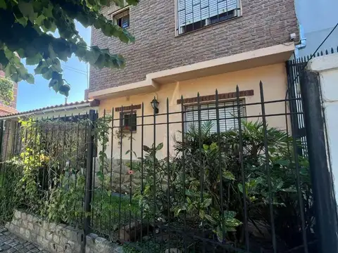 VENTA CASA 5 AMBIENTES - PILETA - CIUDAD JARDÍN