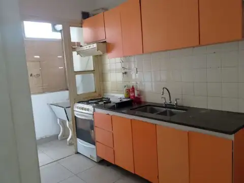 Departamento luminoso 2 amb con Balcón al frente.