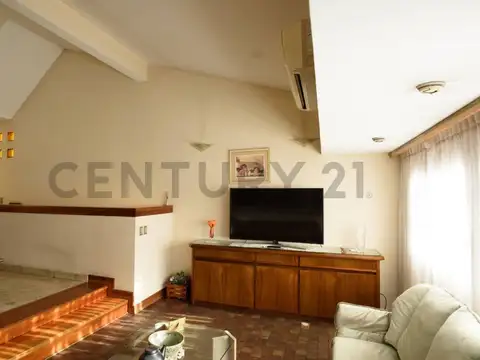 Casa 6 ambientes con 2 baños