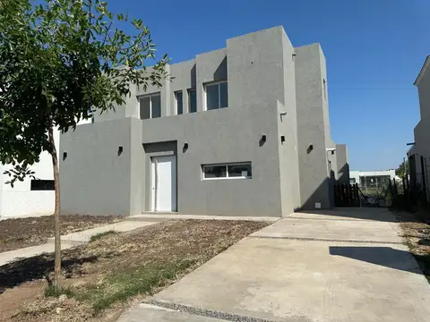 Casa en Venta en Pilar del Este - Santa Lucia, USD 205.000