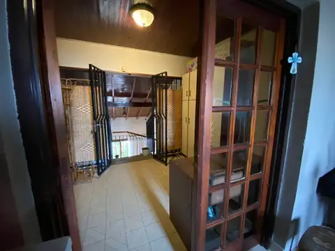 Casa 7 ambientes con 2 baños