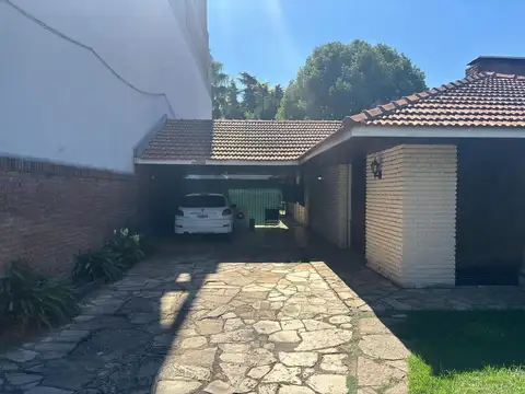 Casa en Venta con 3 cocheras