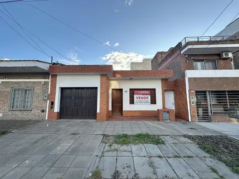 Casa en Venta de 3 amb, patio con parrilla y terraza. Con cochera. Pleno Centro Campana.