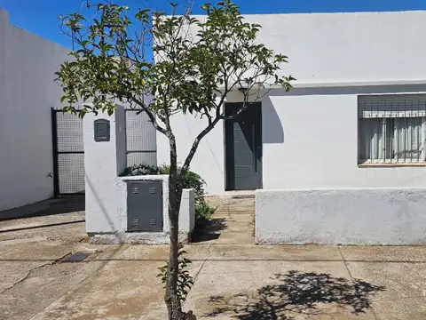 En Alquiler/ Casa  de  1  dormitorio en  25  de Mayo  al  1300