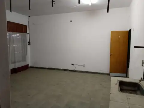 Casa 9 ambientes con 2 baños
