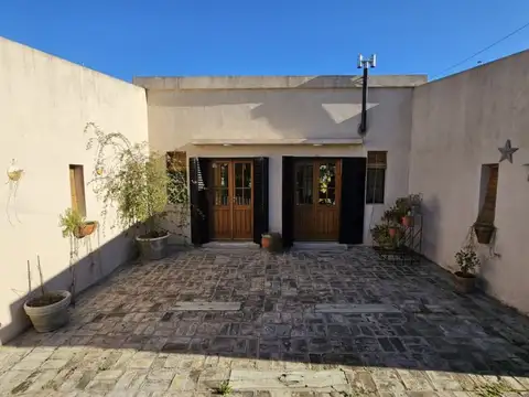 Dos casas de dos dormitorios, con excelente ubicación. Av. Esteban Lonne