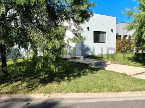 Casa 4 de ambientes en venta en Barrio San Ramon Pilar del Este lote central A E