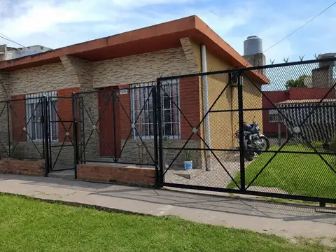VENTA CASA DE 3 AMB. CON COCHERA BERAZATEGUI