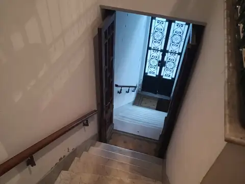 LOURDES HERMOSA CASA ANTIGUA DE ESTILO EN PLANTA ALTA  CON AMPLISIMO PATIO CON PILETA