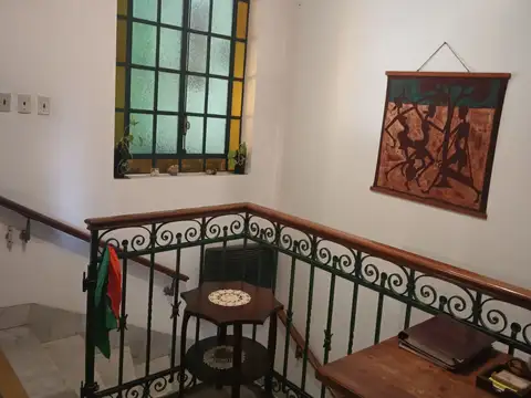 LOURDES HERMOSA CASA ANTIGUA DE ESTILO EN PLANTA ALTA  CON AMPLISIMO PATIO CON PILETA