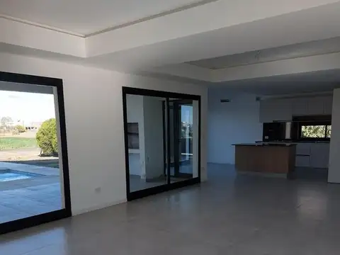 Casa 5 ambientes con 4 baños