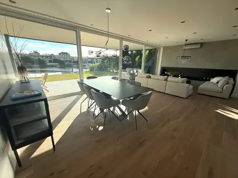 Casa en Alquiler con 5 cocheras