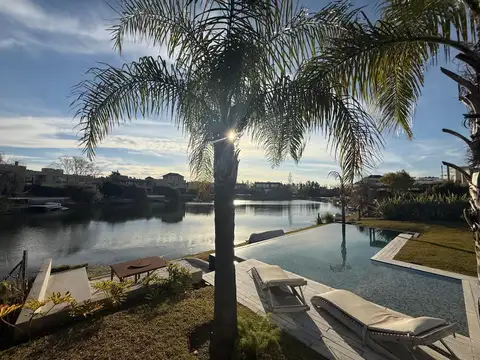 Casa en venta y/o alquiler, 4 dorimitorios. Cabos del Lago.Nordelta. A la laguna