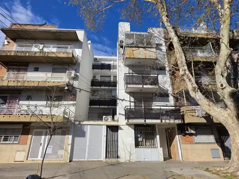 Urquiza  al 2900, metros facultad medicina, piso 1 de escalera, contrafrente, moderno