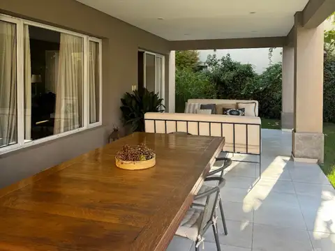 Casa en venta c/ cochera en Chacras de Coria