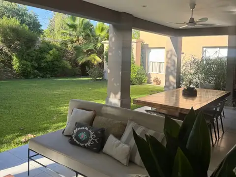 Casa 8 ambientes con 3 baños