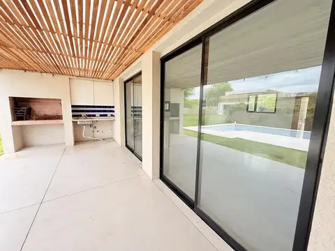 Casa en Alquiler con 3 cocheras